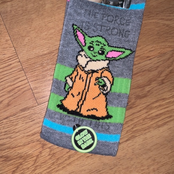 NWT Disney Star Wars - Baby Yoda “Grogu” Glow in the Dark Crew Socks - Picture 2 of 7